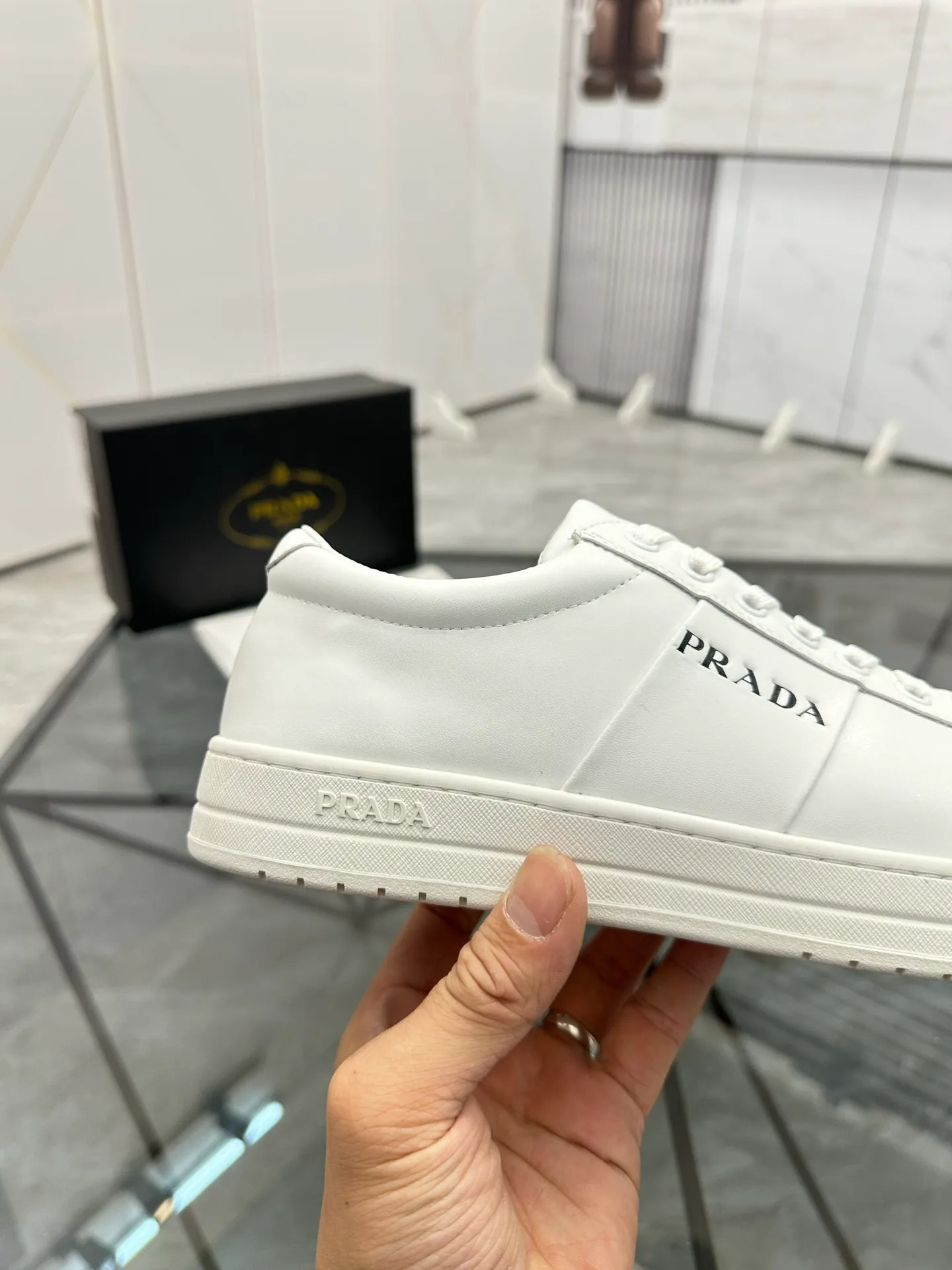 Men's shoes: 💰P400¥ Product trademark: Prada *"Prada*" low-top casual shoes Regular size: 38-44 (can be customized to 45) Product materials: imported cowhide upper, sheepskin lining, original outsole. Number: 020